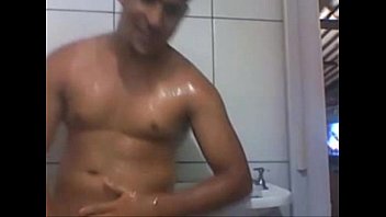 Novinho parle salope et prend une douche devant la cam