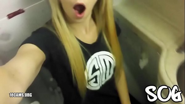 Блондинка на публике мастурбирует в ванной в самолете, настоящее любительское видео