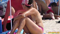 seksualʹnye milfy vuajeristy v lubitelʹskom video špionskij plaž s bolʹšimi ʹkami i topless v lubitelʹskom video