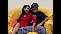 Couple privé avec masque a des relations sexuelles devant une caméra