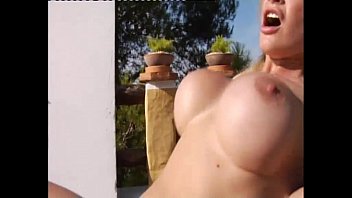 Pornstar italiana com peitos grandes fodida forte no sol
