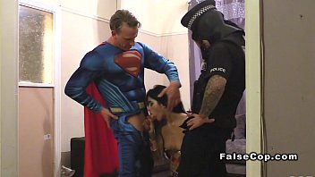Poliziotto finto mascherato e superman bang babe