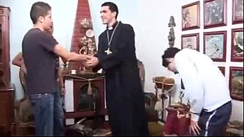 Священник дает ЖЕСТКО прислужникам алтаря / Священник трахает мальчиков из алтаря
