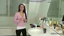 Demi-soeur allemande surprise dans une salle de bains et aidant avec une branlette