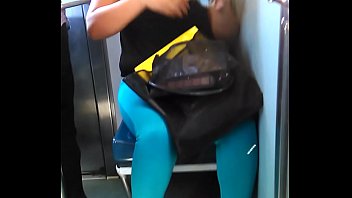 1 - Belle fille du métro en baskets affichant un super décolleté
