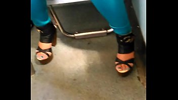 2 - hermosa chica del metro en zapatillas exhibiendo super escote