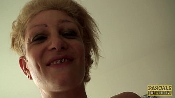 Zorra británica entintada criticada áspero en el culo por maledom