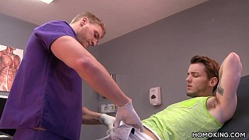 Médico gay chupando seu lindo paciente