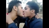 índio público beija garotos profundos da faculdade gays na boca