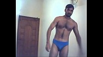costruttore indiano mostra il corpo completamente nudo