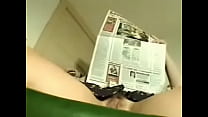 MILF loira peidando enquanto lia o jornal On shittytube