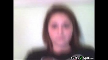 peituda se masturba na frente da webcam