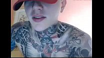 Мускулистый парень татуирует все тело на огромном члене перед камерой - hornycamguys.com