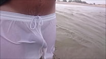 Guarda attraverso i pantaloncini sulla spiaggia