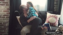 TEENFIDELITY Holly Hendrix cambia el anal por un creampie