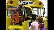 Dos jóvenes follando con el afortunado conductor del autobús