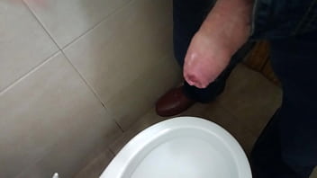 outro canudo no banheiro público