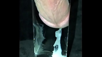 Ejakulation in einem Glas Wasser