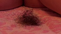 Ein dickes Mädchen rasiert ihre haarige Muschi und ihren Arsch.