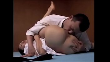 Japanischer Karate-Lehrer vom Schüler geklopft - bit.ly/HardcoreLover