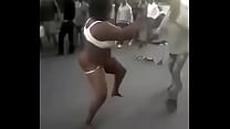 Strisce di donna completamente nude durante un combattimento con un uomo a Nairobi CBD