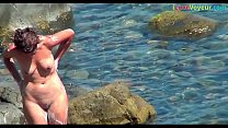 Нудистский пляжный шпион моет ее обнаженное тело в любительском видео