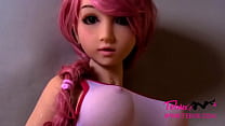 Muñeca sexual pequeña teñida de rosa con un coño realmente agradable