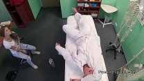 Schlanker Patient bekommt im Büro schlechten Arztschwanz