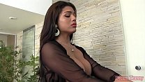 Shemale Roberta Lins se tapa el culo mientras se masturba