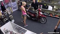 Sadie Leigh quiere vender un scooter alquilado - XXX Pawn
