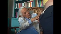 92-jährige Oma lutscht Enkel Schwanz.FLV