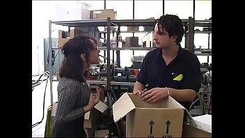 Sexy segretaria in un magazzino scopata dai lavoratori!