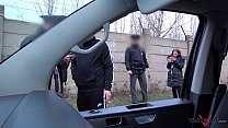 Azione hardcore nel guidare un furgone interrotto da veri poliziotti