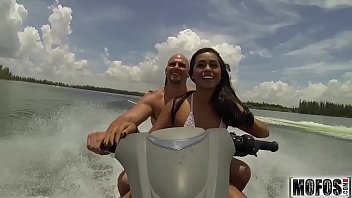 Teenager fahren auf dem Partyboot-Video mit Eva Saldana - Mofos.com