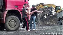 Jolie p. blonde baisée par 2 mecs dans un trio sur un chantier de construction public