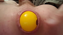 Ich spiele mit einem 3 Zoll gelben Ball in meinem Arsch ...