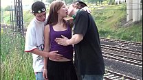 Sperma im Gesicht der süßen blonden Teen Alexis Crystal in der öffentlichen Sex-Gang Bang-Orgie
