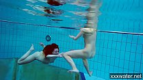 Filles russes chaudes nageant dans la piscine