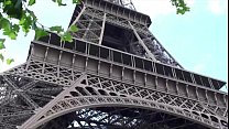Sexe extrême à la tour Eiffel à Paris en France avec une jolie fille et deux mecs