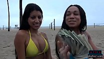 Une putain amateur latina se déshabille et baise pour de l'argent