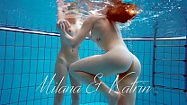 Milana et Katrin se déshabillent sous l'eau