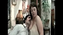 YeşimCerenBozoğluが彼女の胸にキスする-[www.escordum.com]