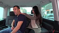 Un massage thaïlandais en voiture devient une baise hardcore sauvage