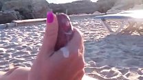 Masturbazione con la mano in spiaggia :)