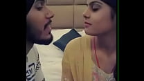 Punjabi-Junge, der Freundin küsst