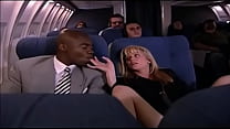 2 девушки и 1 мужчина в самолете