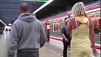 巨乳のホットブロンド公共セックス地下鉄電車ギャングバング三人組乱交