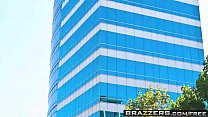 Brazzers - Big Butts Like It Big - Cena de cobertura anal estrelada por Nyomi Banxx e James Deen