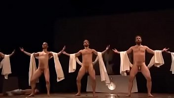 Homens dançando nus