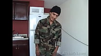 Soldat gay latino jouant avec sa bite